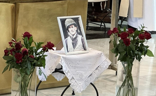 벨기에 레더 시(市)가 지난 26일(현지시간) 개최한 벨기에군 소속 첫 전사자 고(故) 프란스 로티르스의 추모패 제막식에 앞서 거행된 장례미사에 놓인 고인의 생전 사진. 연합뉴스